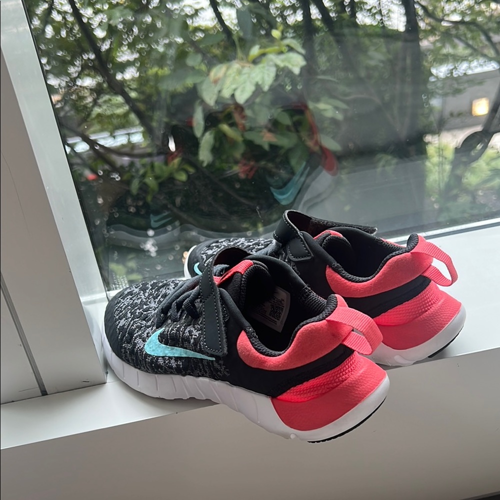 NWOT Nike Free 5.0 Kids Sneakers - Picture 2 of 2